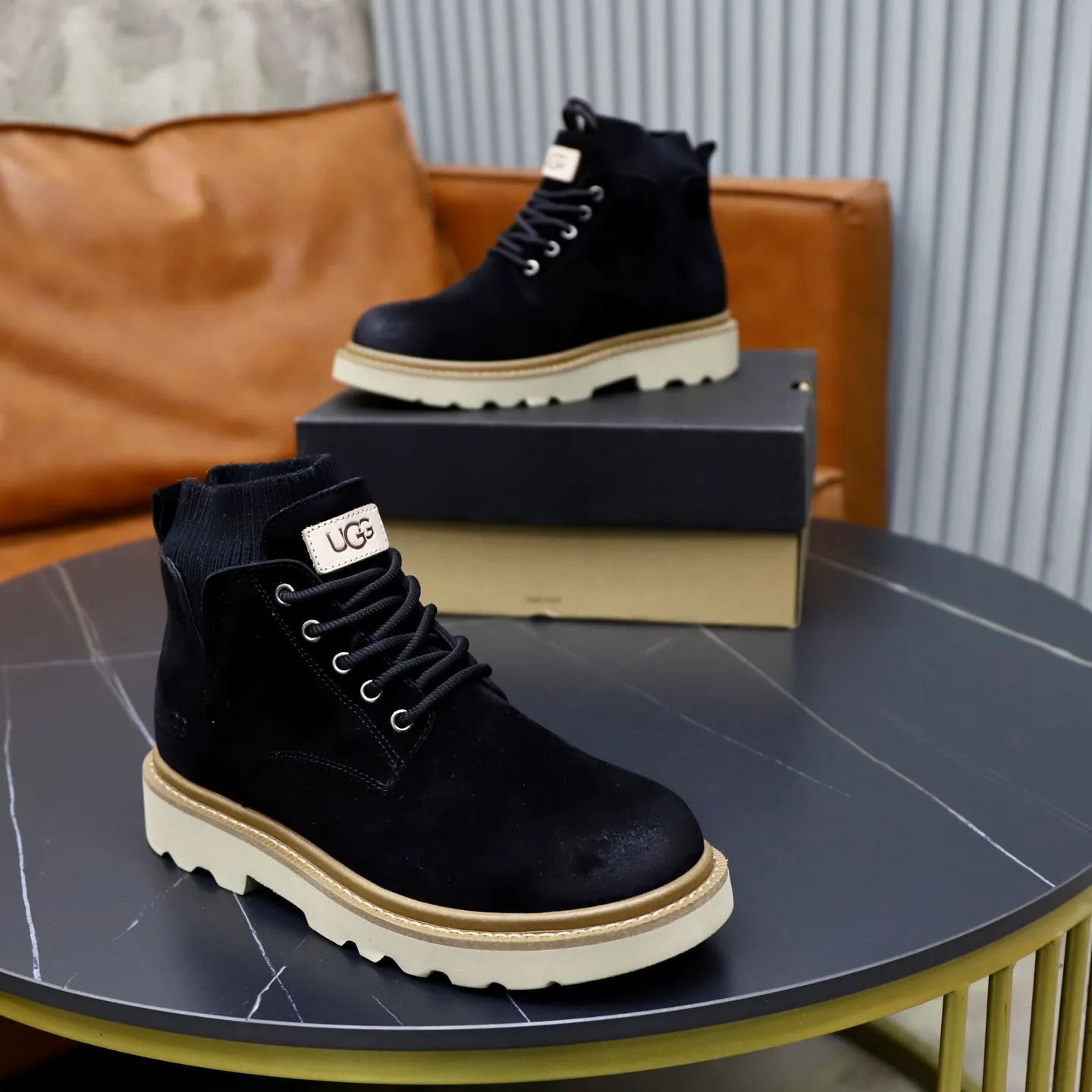 Ex-factory price: 640💰Thick wool imported from Australia Brand: UGG genuine purchase Size: 39-44 Grade: Official website 1:1 Material: First layer of genuine leather waterproof and antifreeze upper Real wool lining Original non-slip soft wear-resistant outsole Style category: Men's casual shoes Trendy style Comfortable on the feet Color: Official website color synchronization